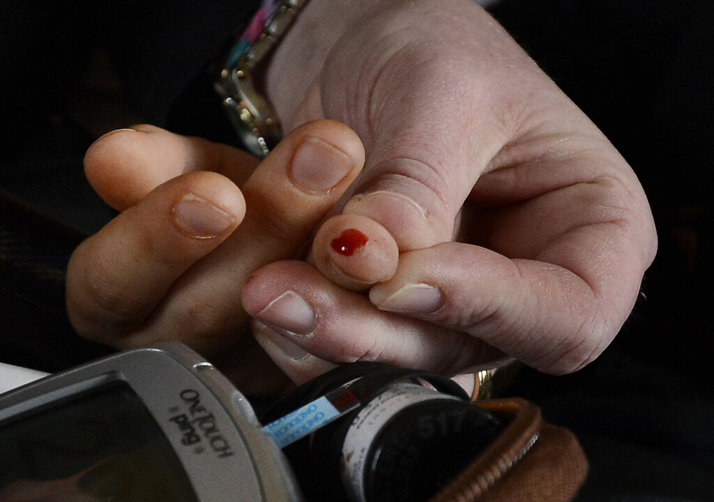 Bildet viser en finger som det er stukket i for å måle blodsukker