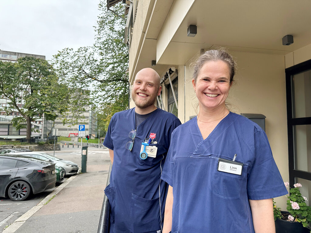 Bilde av Ruben Jervell Pettersen og Linn Råmunddal ved Gatehospitalet i Oslo