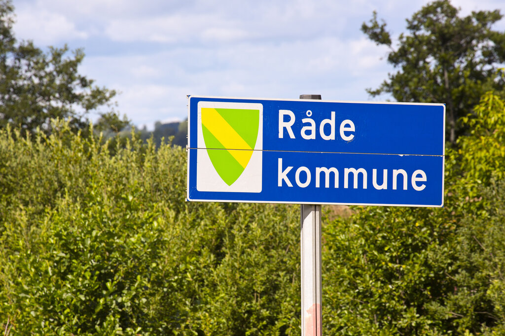 Bildet viser et skilt som det står Råde kommune på