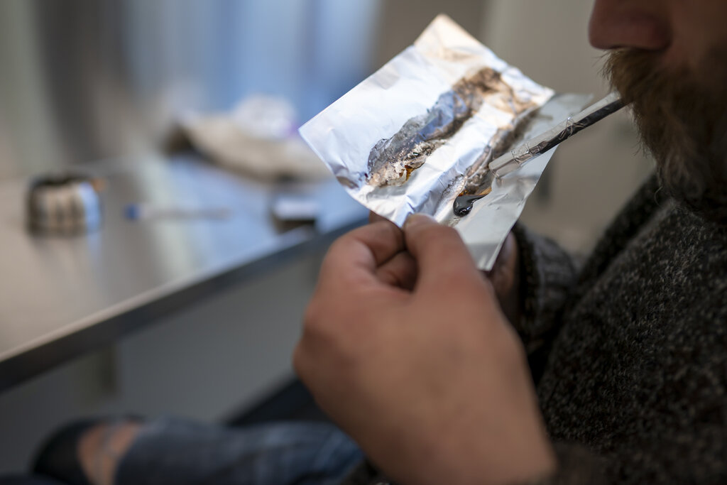 Bildet viser røyking av narkotisk stoff. Foto Heiko Junge/NTB