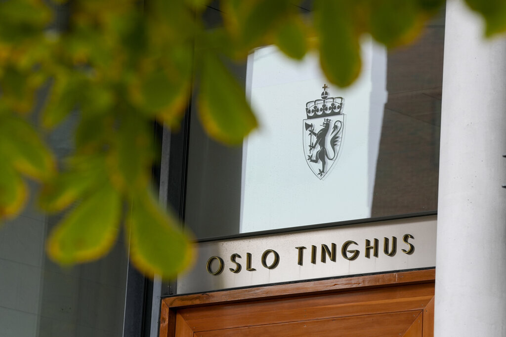 Bildet viser eksteriør med skilt utenfor Oslo tingrett