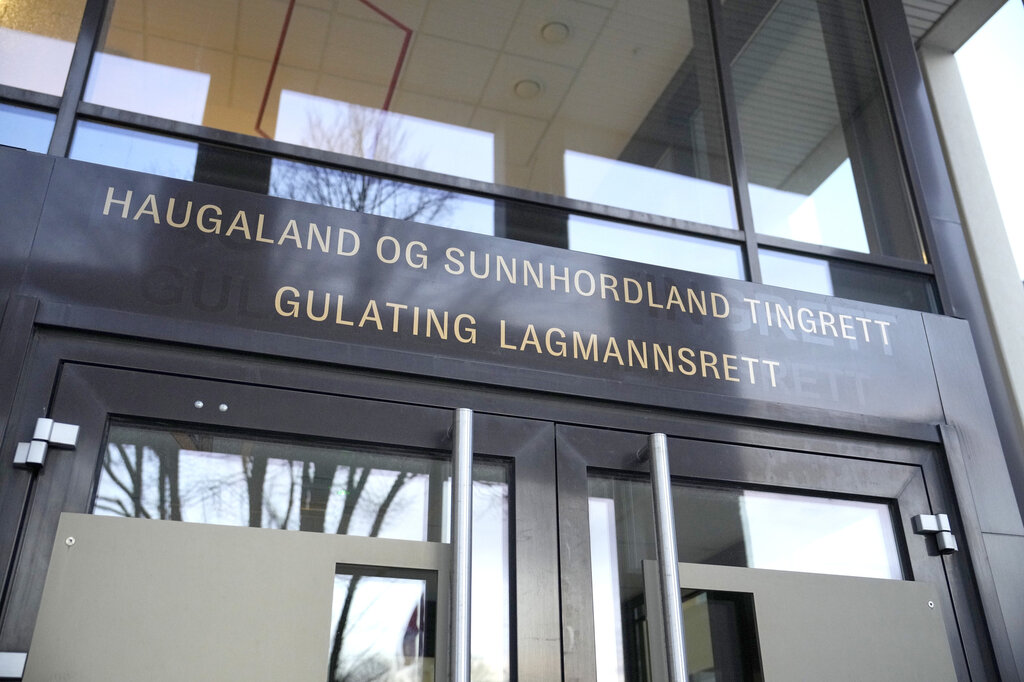 Bildet viser et skilt som det står Haugaland og Sunnhordland tingrett og Gulating lagmannsrett på