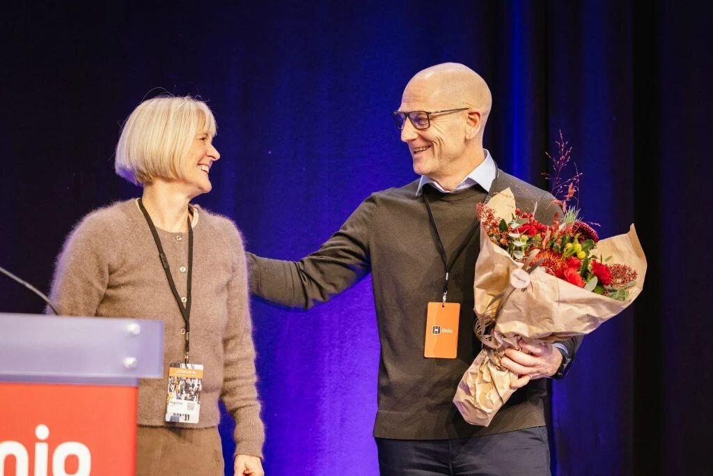 Påtroppende Unio-leder, Steffen Handal, gratuleres av Unio-leder Ragnhild Lied. 