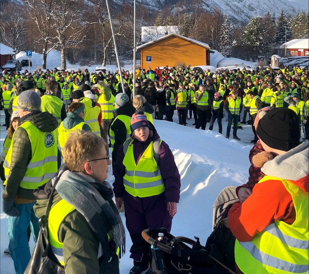 bildet viser demonstranter utenfor sykehuset i Mosjøen