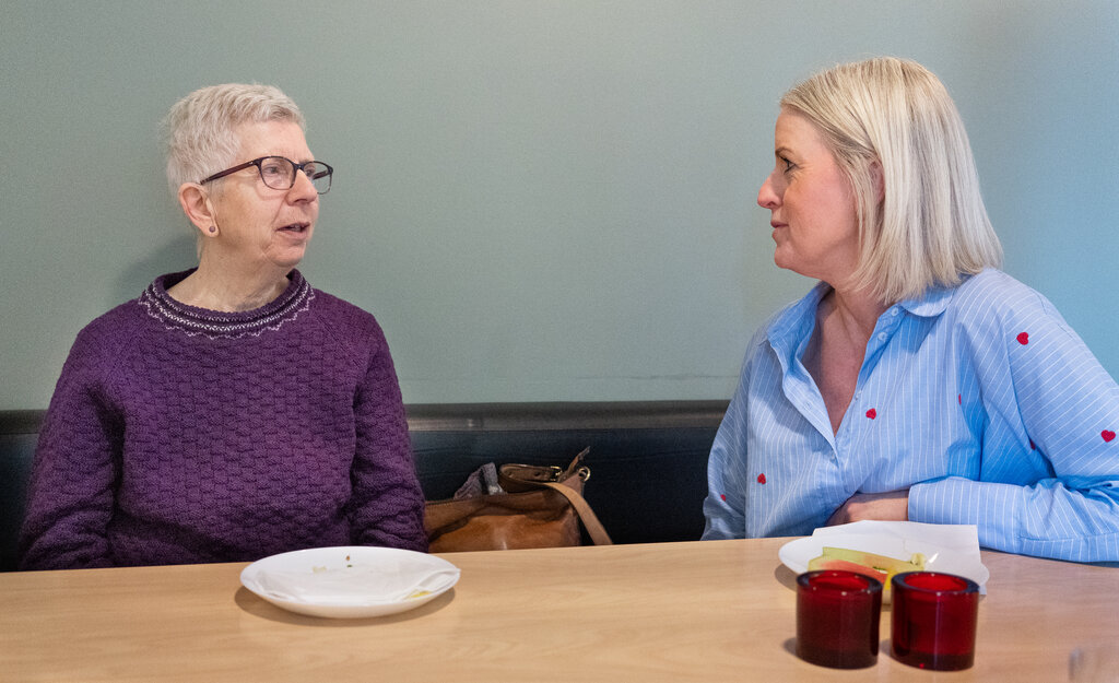 bildet viser Randi Saltnes i samtale med Wibecke Bolstad