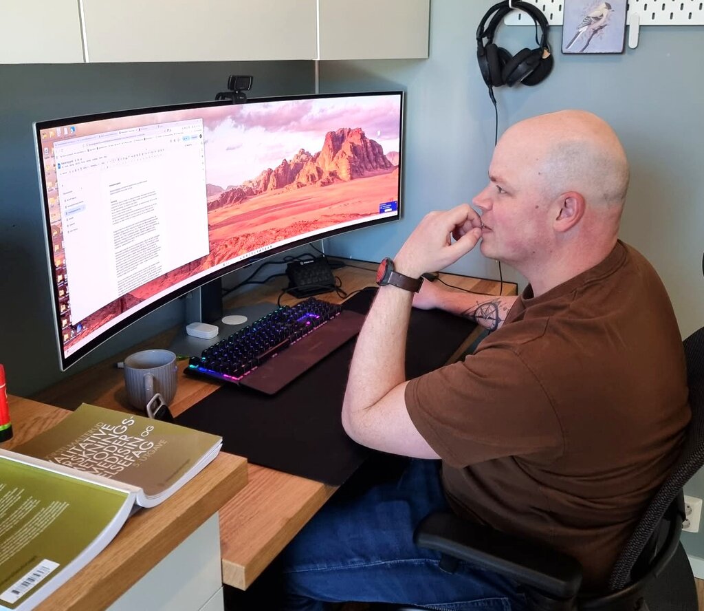 Preben E Mjelde studerer bildet viser Preben E Mjelde som studerer