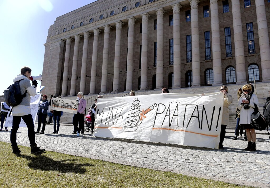 Bildet viser demonstranter utenfor Finlands parlament.
