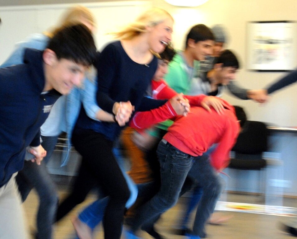 Bildet viser psykolog Silje Frivold i en Exit-øvelse sammen med en gruppe mindreårige asylsøkere fra Afghanistan.