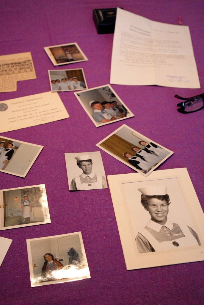 Bildet viser bilder og dokumenter knyttet til sykepleier Anne-Ma Algaards yrkesliv.