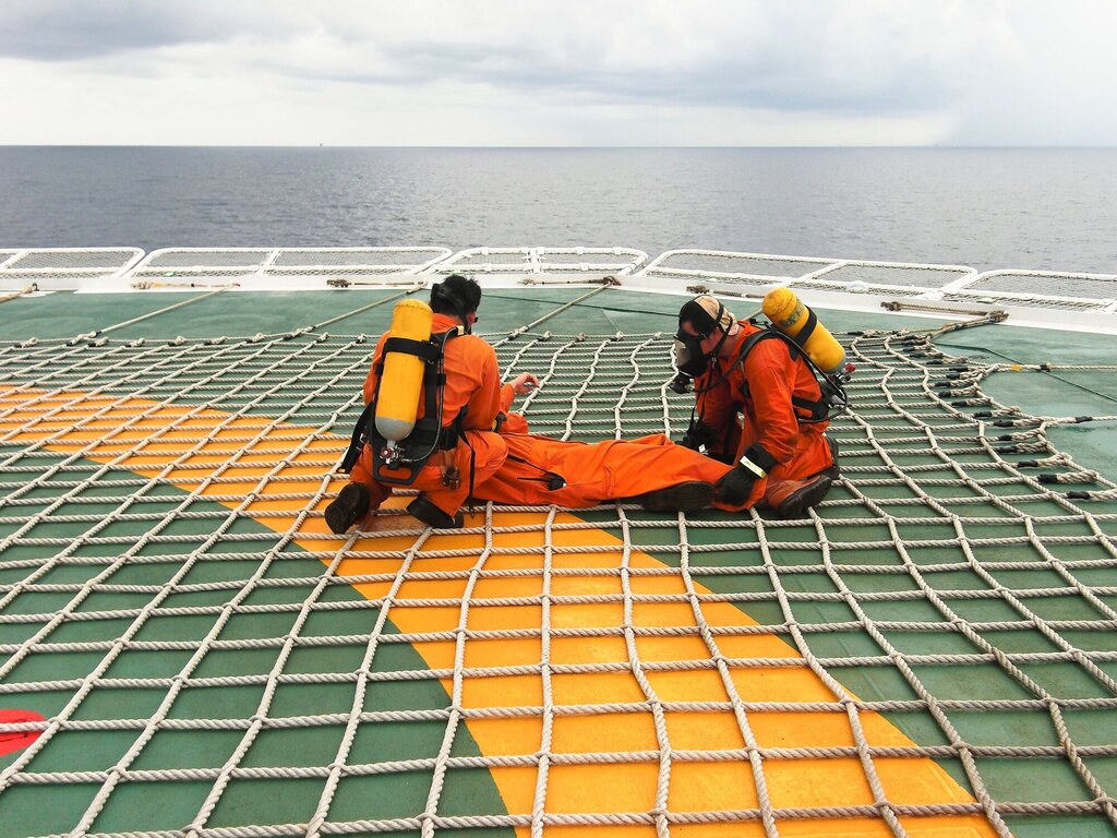 Bildet viser offshoreansatte som øver på redningsprosedyrer.