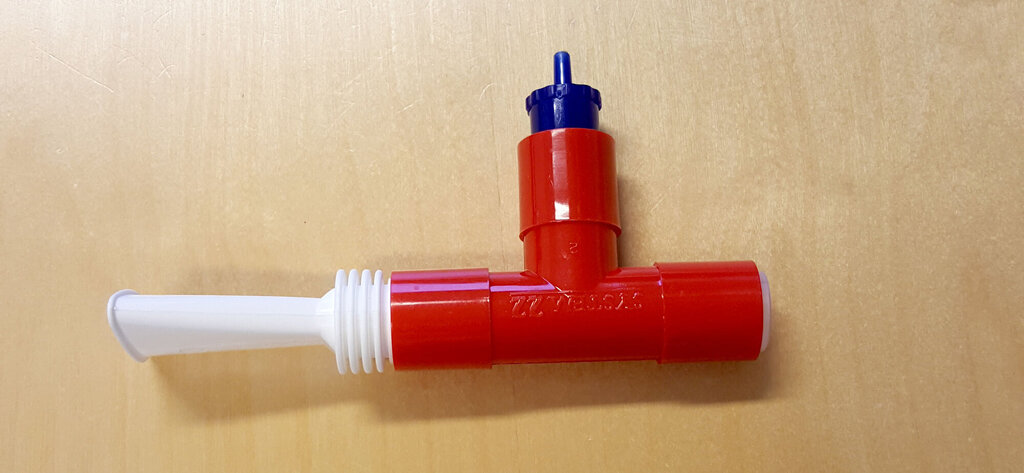 Bildet viser en PEP-fløyte, som er et hjelpemiddel for å forebygge lungekomplikasjoner, postoperativt.