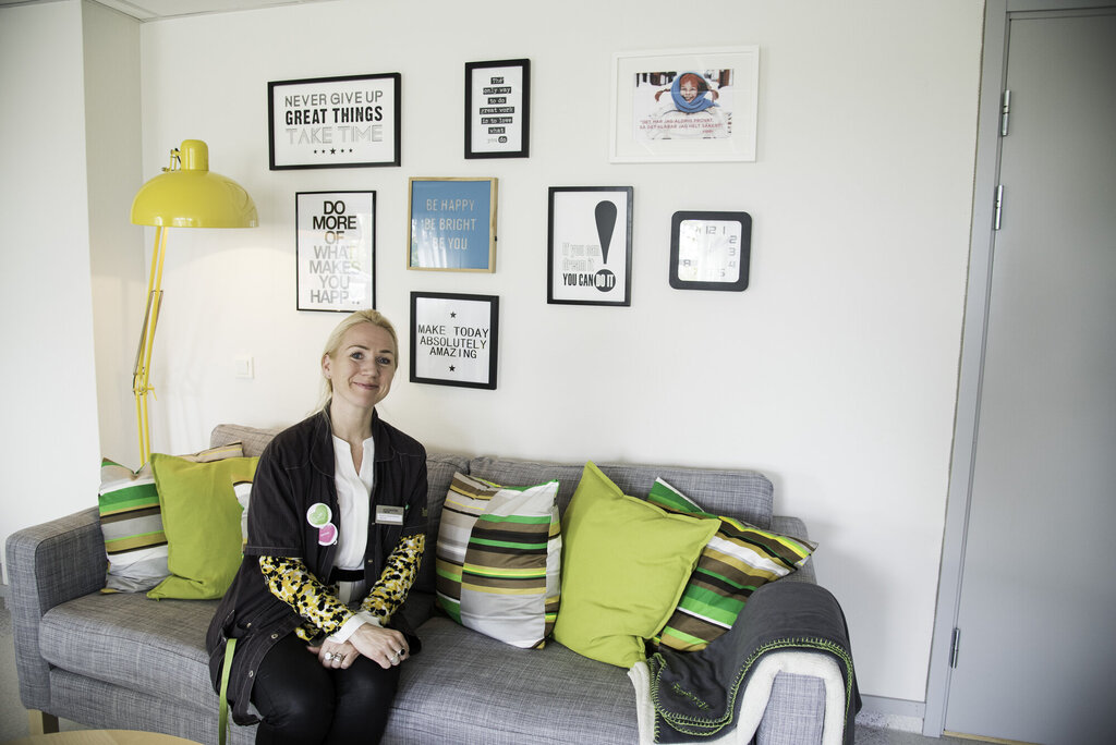 Bildet viser daglig leder ved Orkerød sykehjem i Moss, Sissel Ruud-Hansen, på hennes kontor.