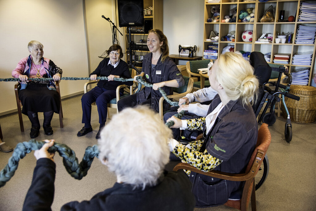 Bildet viser kulturleder Renate Ruud og beboere ved Orkerød sykehjem i Moss.