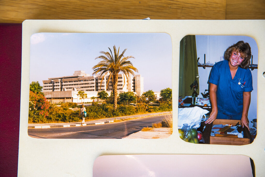 Liv Kjersti Skjeggestad Thoresen i sykepleieruniform ved siden av et bilde av sykehuset i Tel Aviv