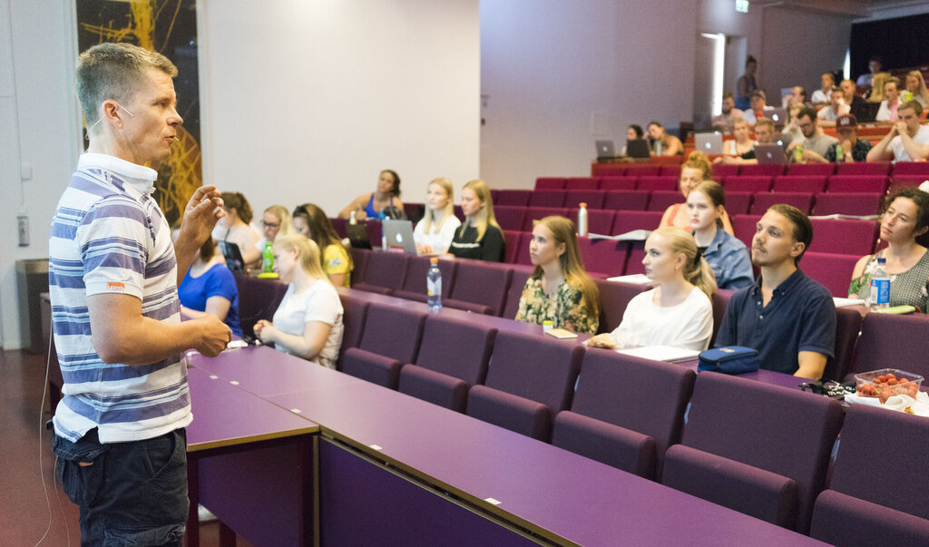 Bildet viser Ole Petter Hjelle som foreleser for helsefagstudenter