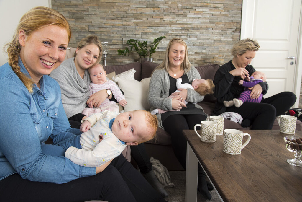 Bildet viser An-Magritt T. Ryste, Stina Nakken Berg, Jeanett A. Norshus og Karianne Thomassen med hver sin baby i fanget.