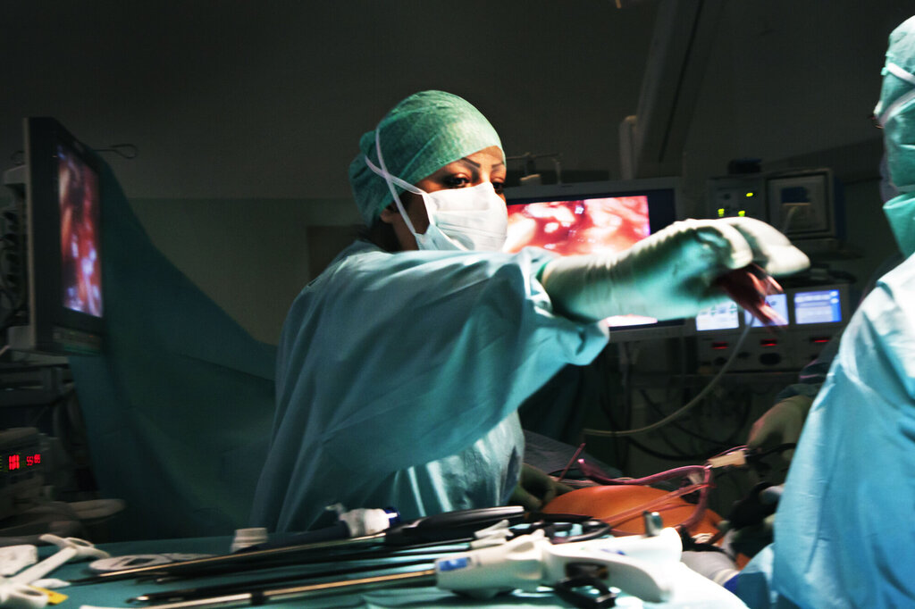 Bildet viser en operasjonssykepleier som utfører en kikkhullsoperasjon