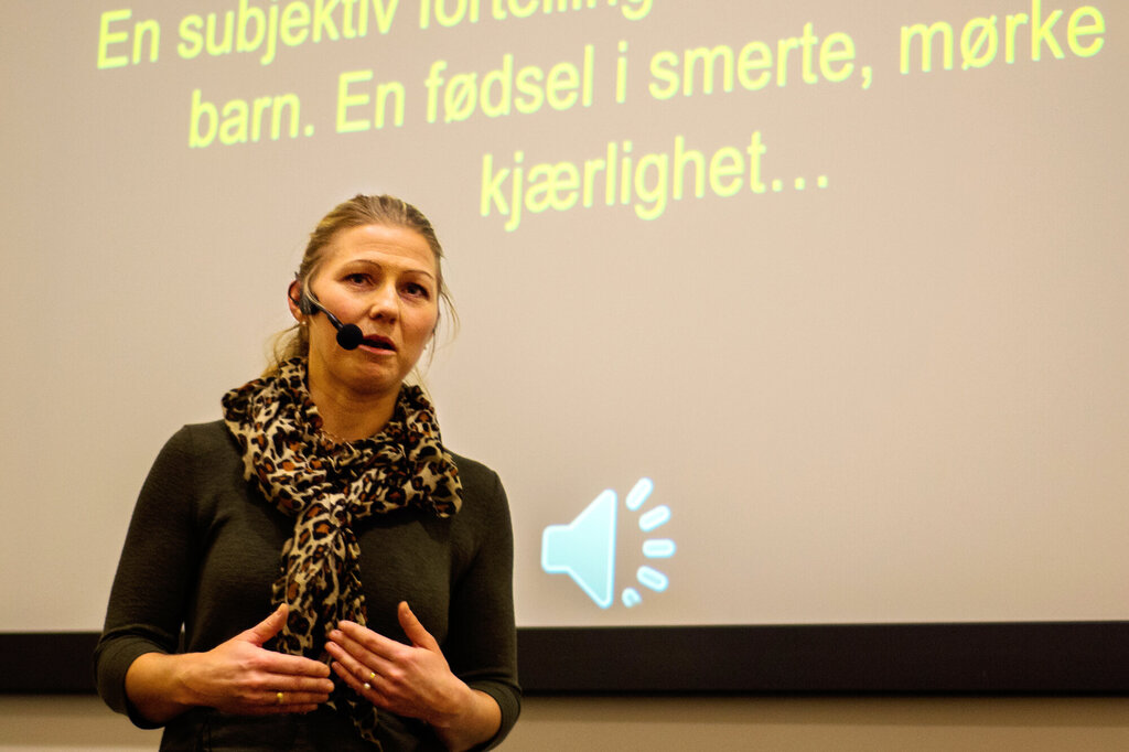 Bildet viser Helene Tønnefoss-Tærnqvist som holder foredrag for jordmorstudenter.