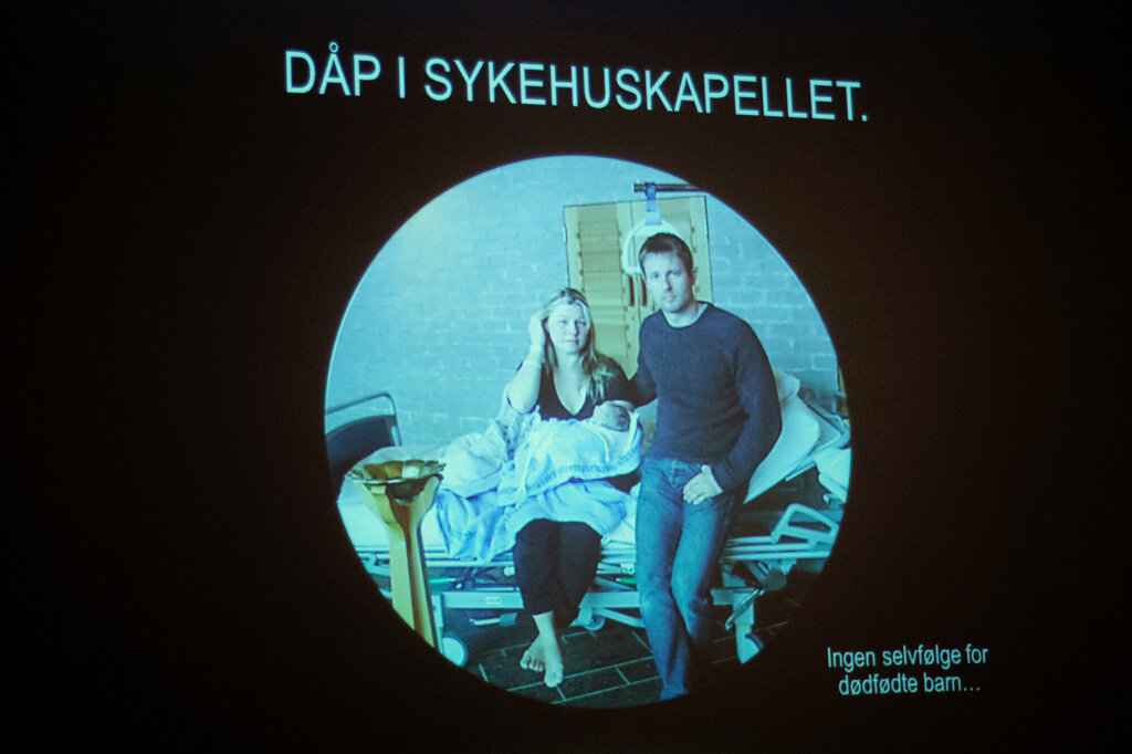 Bildet viser en powerpoint med bilde av Helene Tennefoss-Tørnqvist og mannen med Morgan i armene.