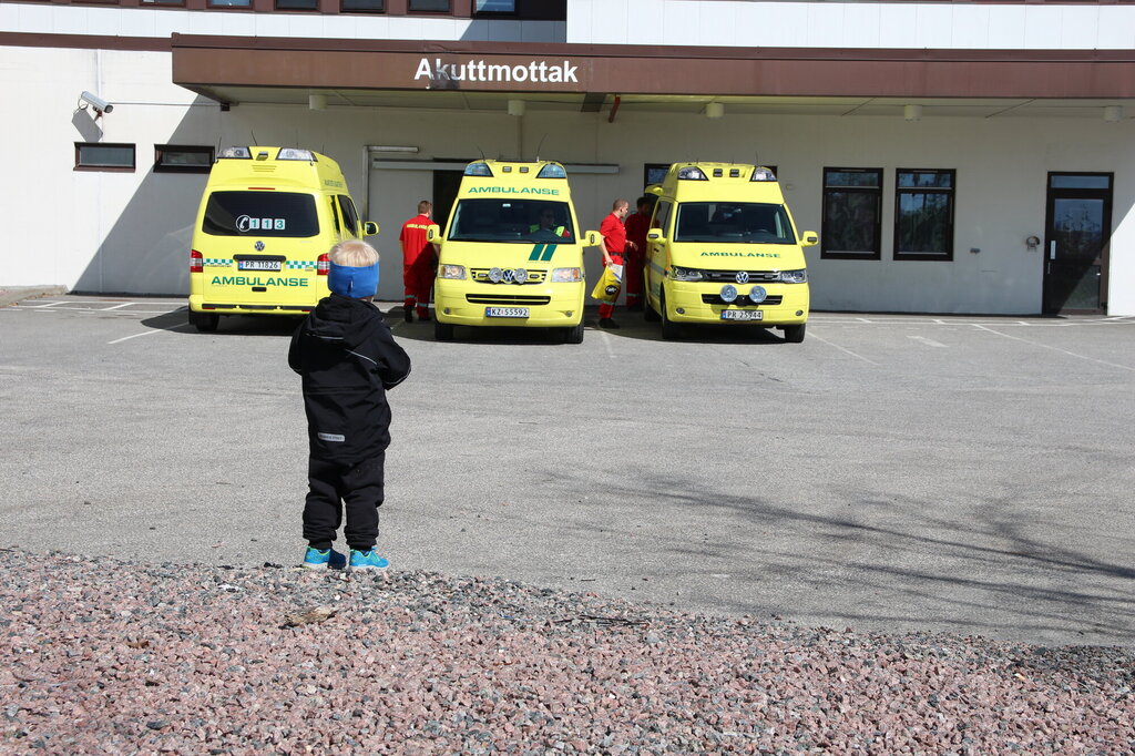 Sebastian ser på tre gule ambulanser