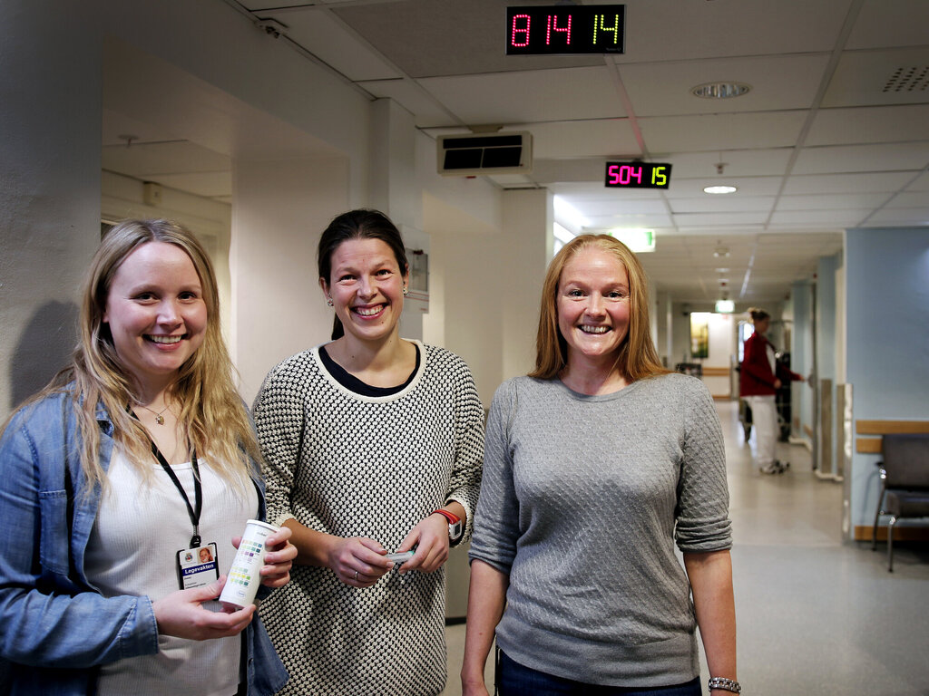 Bildet viser lege Ingvild Vik (til venstre) og sykepleierne Tonje Denstad With og Jenny Straheim