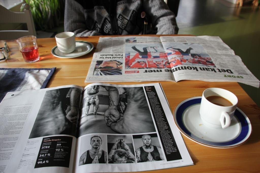 Bilde av avisoppslag som ligger på stuebordet
