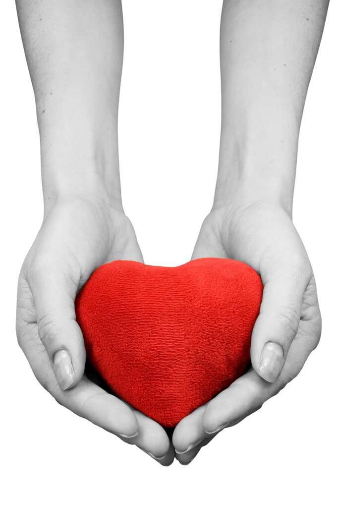 Illustrasjonsfoto av hender som holder frem et hjerte