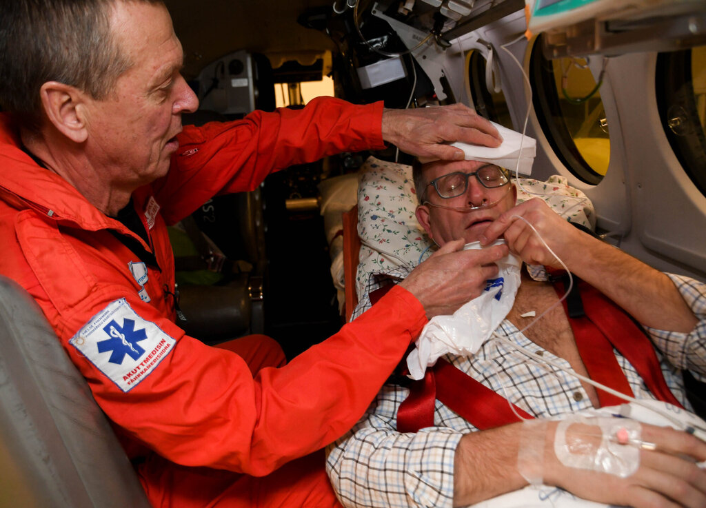 Bildet viser flysykepleier Bjørn Bjerkan med pasient