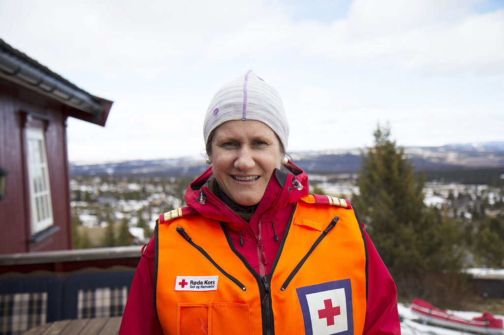 Cecilie Engum Blakkestad ser i kamera og har på seg Røde Kors-uniformen