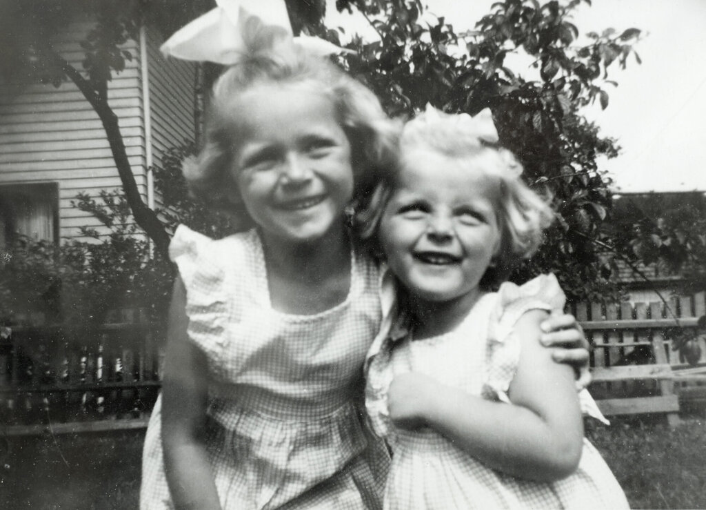 Bildet viser Vivian Mathilde Aasendens to døtre på 1940-tallet.