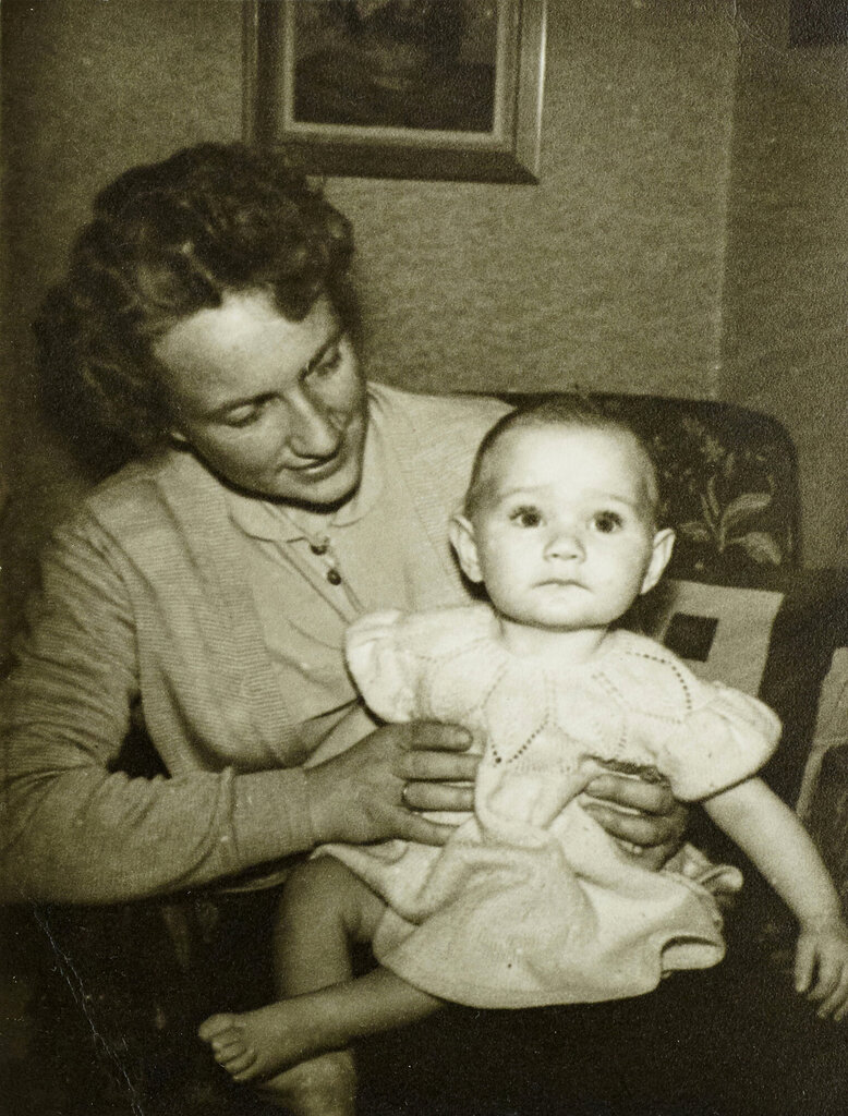 Bildet viser Unni Mathisen som ung med datteren Mariann på fanget.