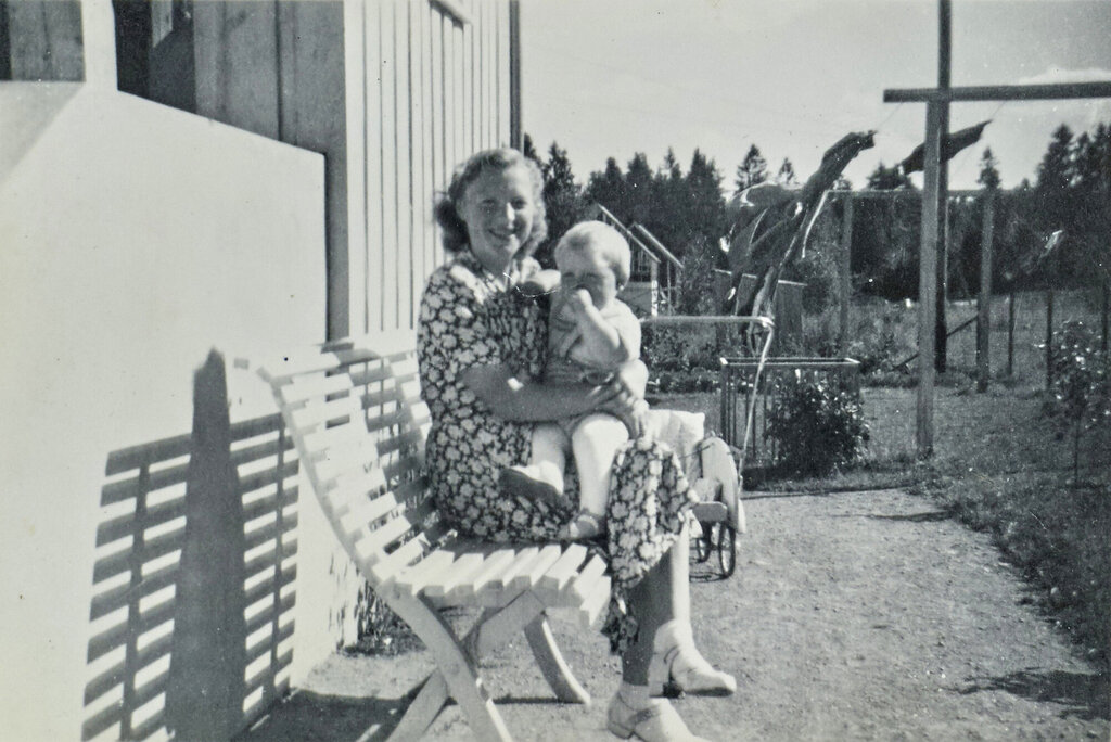 Bildet viser Mina Dorthea Horntvedt som ung med en av sønnene på fanget.