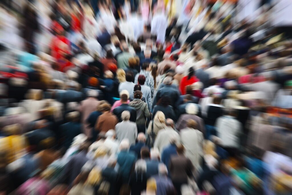 Bildet viser en stor samling mennesker.