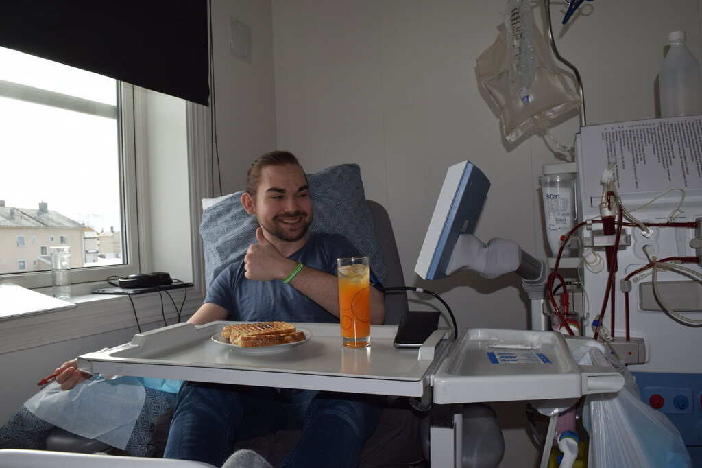 Bildet viser Nikolai Raabye Haugen som spiser frokost mens han får dialyse
