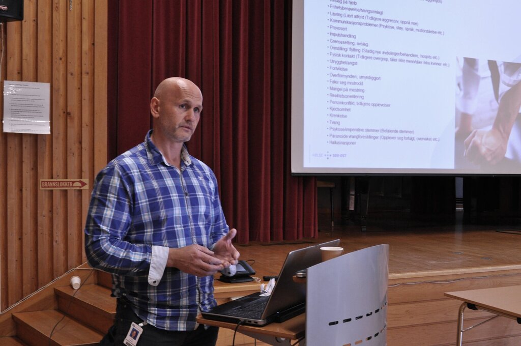 Psykiatrisk sykepleier Trond Pedersen holdt foredrag under fagdag ved Sanderud Sykehus