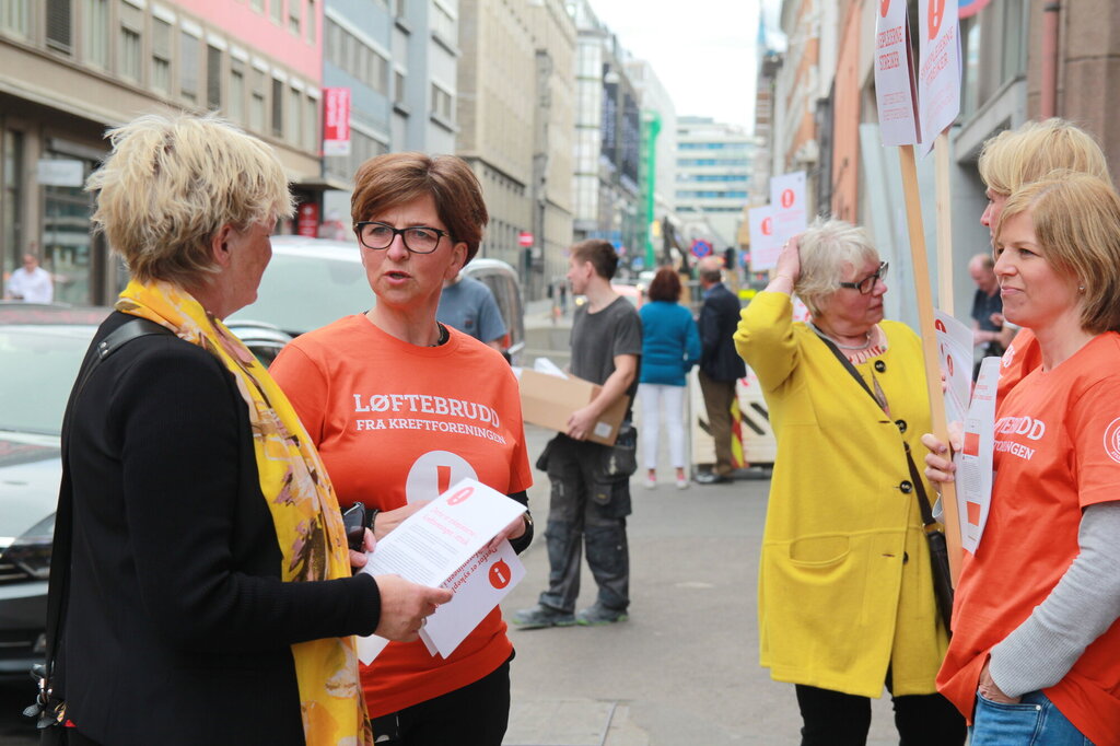 Streikeleder Eli Gunhild By utenfor Kreftforeningens lokaler.