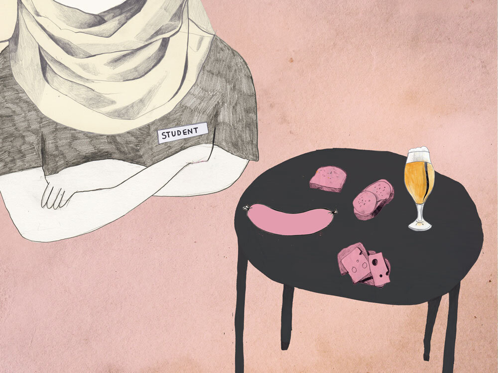 Illustrasjonen viser et fat med svinemat og overkroppen til en pleier med hijab og et skilt det står student på.