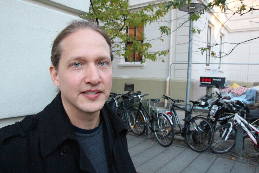 Bildet viser Stein Kyrre Sørensen utenfor Litteraturhuset i Oslo.