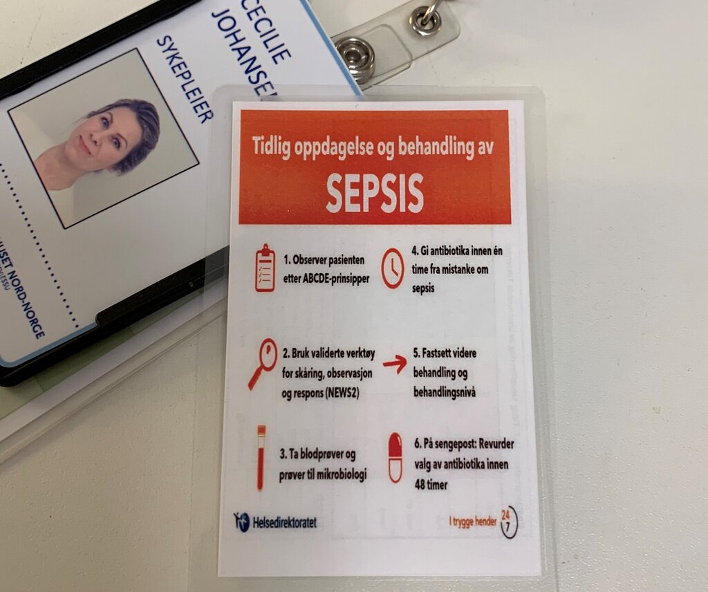 Bildet viser sjekklisten for sepsis ved siden av et navnekort.