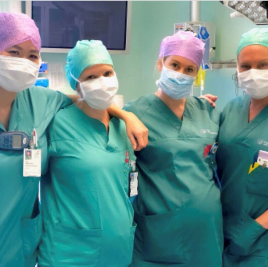 Bildet viser operasjonssykepleiere, noen med gravide mager.