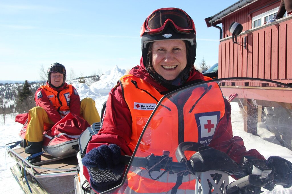 Bildet viser Cecilie Engum Blakkestad og Lars-Petter Andreassen fra Røde Kors hjelpekorps på en snøscooter.