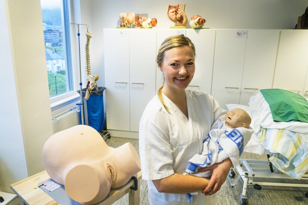 Jordmorstudent Eline Holt Palerud på øvingsrommet med dukker