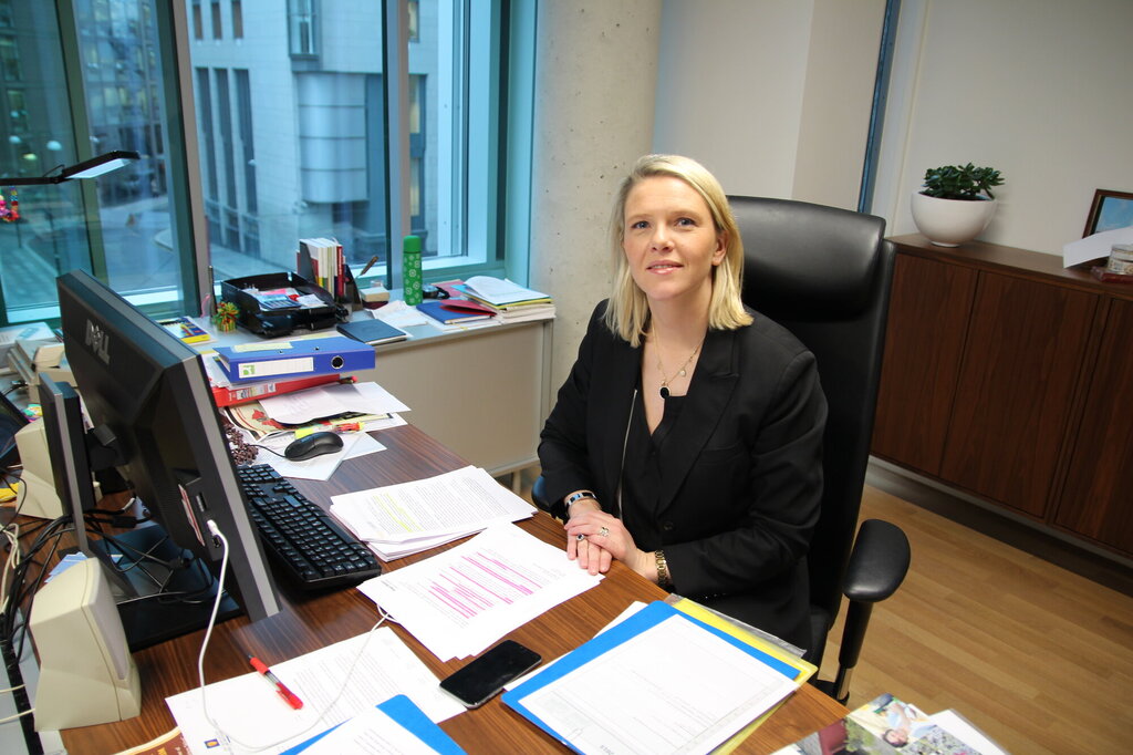 Bildet viser landbruks- og matminister Sylvi Listhaug på hennes kontor.