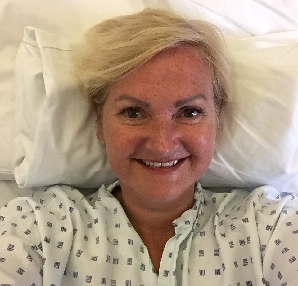 Bildet viser Siv Blom i sykehusskjorte.