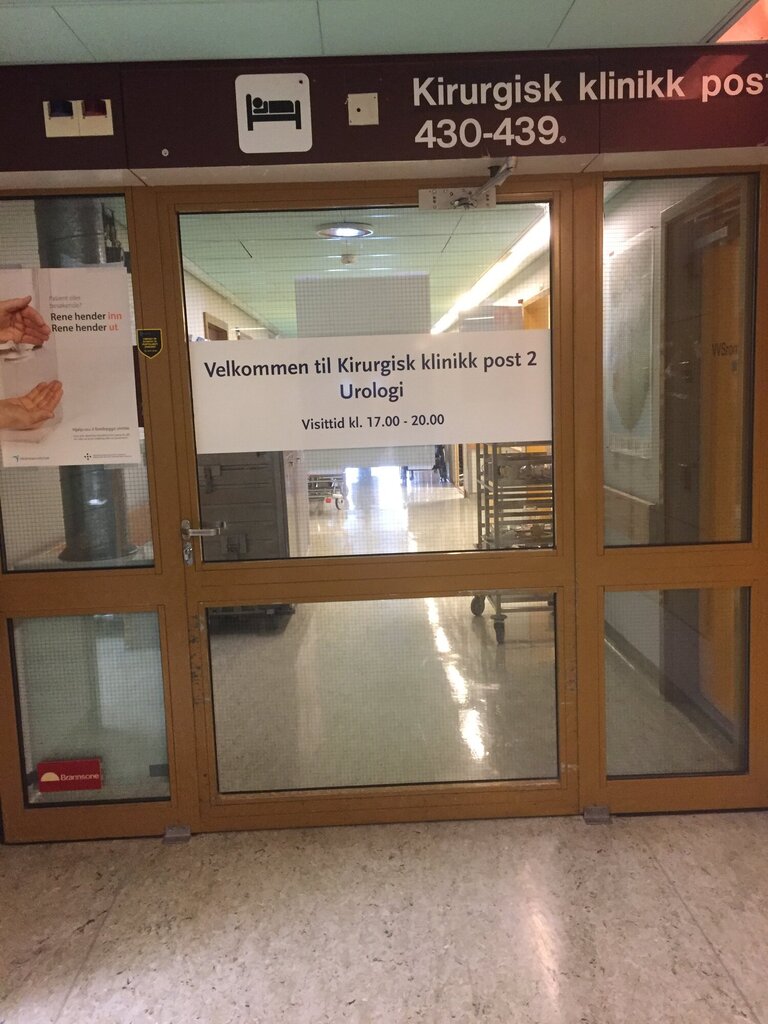 Bildet viser inngangsdøren til kirurgisk klinikk post 2 urologi.