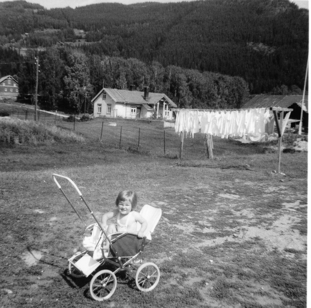 Bildet viser Karin Jonli som sitter i en sportsvogn.