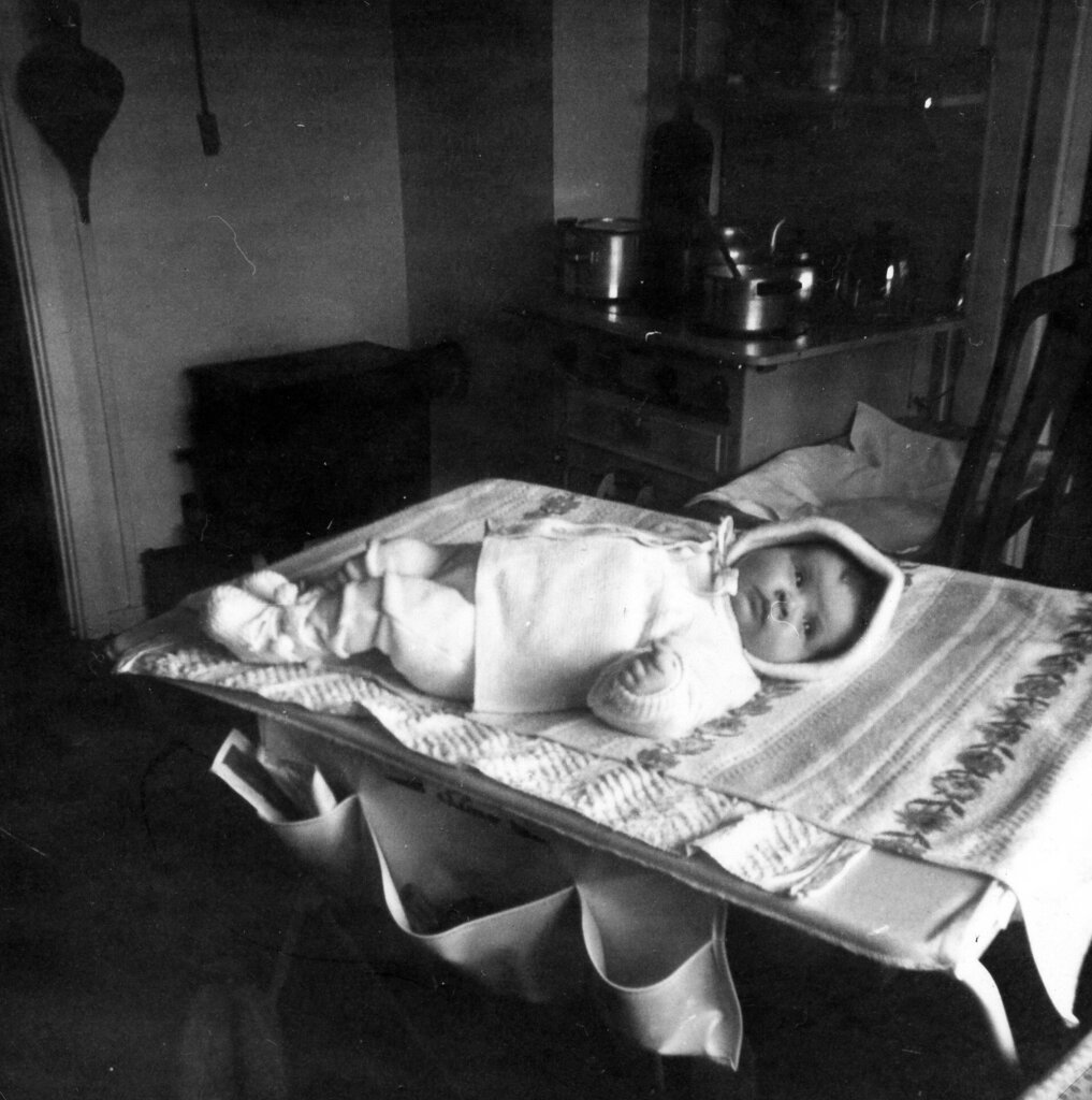 Bildet viser Karin Jonli som baby liggende på et stellebord.