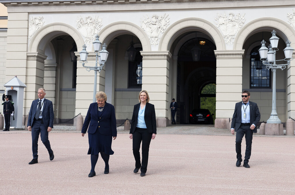 Erna Solberg og Sylvi Listhaug foran Slottet