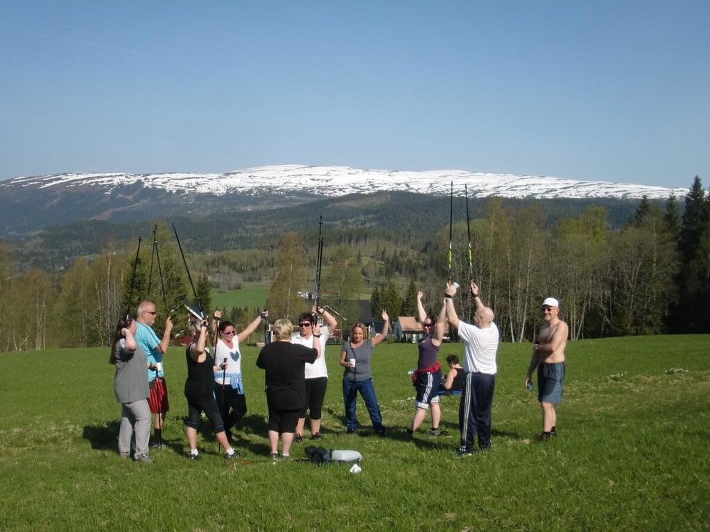 Bildet viser en gruppe pasienter som trimmer utendørs i vakker natur
