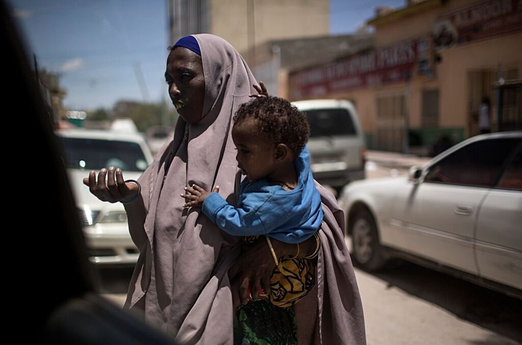 Mor og barn på gaten i Margeisa, Somalia.